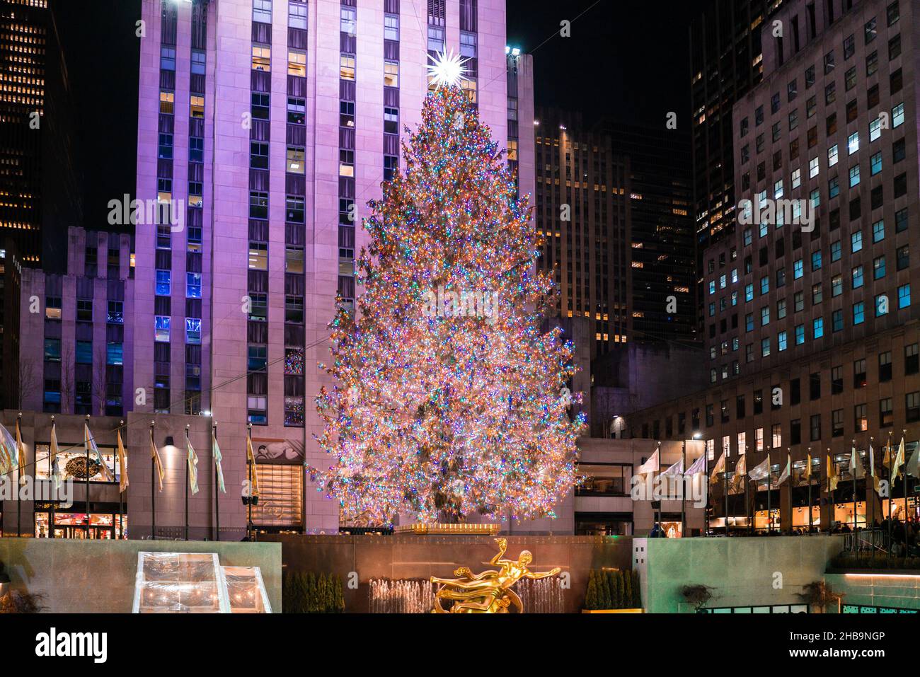 New York City, New York - 15 décembre 2021 : vue sur le célèbre arbre de Noël de Rockefeller Plaza dans Midtown Manhattan New York vue sur un décembre Banque D'Images