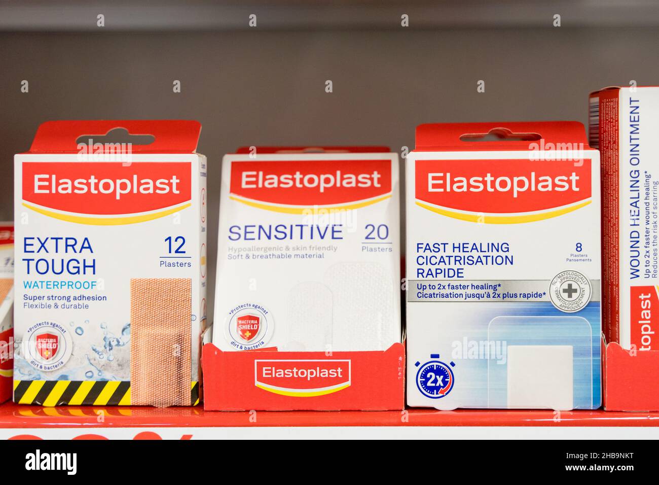 Trois boîtes de pansements Elastoplast sur une étagère Banque D'Images