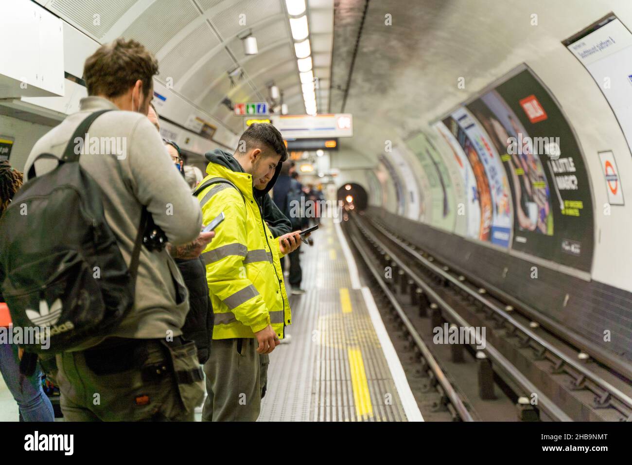 Le soir, le trajet en train d'aller au métro de Londres en Angleterre, au Royaume-Uni Banque D'Images