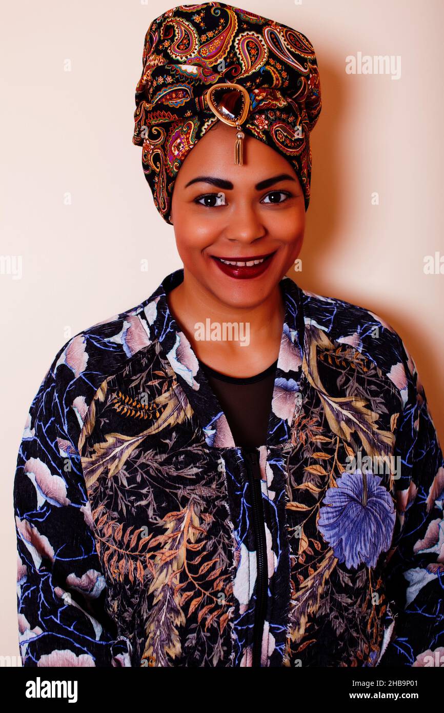 Pretty african american style big mama femme bien habille. Vous pourrez vous detendre a la maison swag Photo Stock Alamy