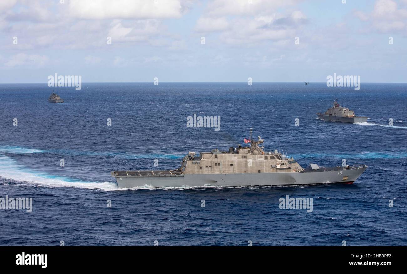 211216-N-HD110-1653 OCÉAN ATLANTIQUE (DÉC16, 2021) les navires de combat littoraux Freedom-variant USS Milwaukee (LCS 5), USS Billings (LCS 15) et USS Sioux City (LCS 11) effectuent des opérations maritimes alors qu'ils sont déployés dans la zone d'opérations de la flotte américaine 4th le 16 décembre 2021.Forces navales américaines Southern Command/États-Unis4th la flotte appuie les opérations militaires conjointes et de commandement en employant des forces maritimes dans des opérations coopératives de sécurité maritime pour maintenir l'accès, améliorer l'interopérabilité et établir des partenariats durables dans la région des Caraïbes, de l'Amérique centrale et de l'Amérique du Sud.(É.-U.Navy photo par Mass Communic Banque D'Images