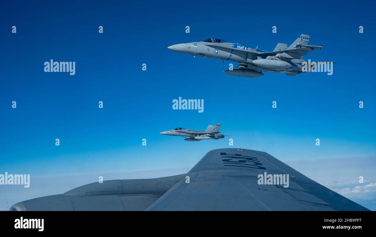Les Hornets F/A-18C du corps des Marines des États-Unis volent de l’aile d’un KC-135 Stratotanker de l’escadron de ravitaillement aérien 909th de la base aérienne de Kadena au-dessus du nord du Japon lors d’une simulation de grève maritime, le 15 décembre 2021.La frappe maritime simulée a été coordonnée par les soldats des forces d'autodéfense américaines et japonaises opérant un centre bilatéral de coordination tactique au sol dans le cadre d'une répétition bilatérale des opérations avancées de la base expéditionnaire.(É.-U.Photo de la Force aérienne par Airman 1st classe Moses Taylor) Banque D'Images