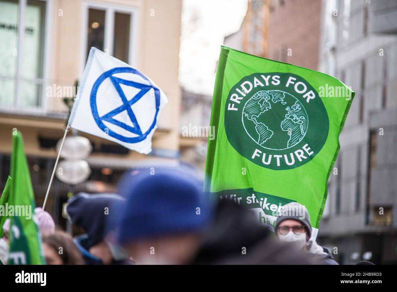 Munich, Bavière, Allemagne.17th décembre 2021.Un drapeau de la rébellion d'extinction sur l'exposition avec les vendredis pour l'avenir à Munich, Allemagne.Célébrant leur troisième anniversaire, jusqu'à 300 participants ont strictement observé les réglementations anti-pandémiques et ont défilé de Marienplatz à Gaertnerplatz à Munich.Le groupe réclame l'intervention de la nouvelle coalition, affirmant que l'inaction ne peut plus être imputée à la CDU et à l'Union CSU.Crédit : ZUMA Press, Inc./Alay Live News Banque D'Images