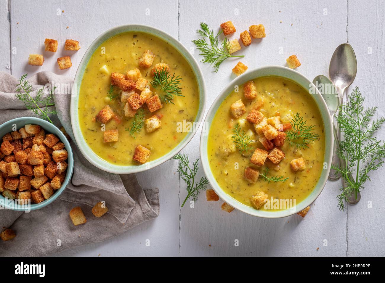 Soupe de concombre maison faite de cornichons et de pommes de terre.Soupe de minestrone avec mélange de légumes. Banque D'Images