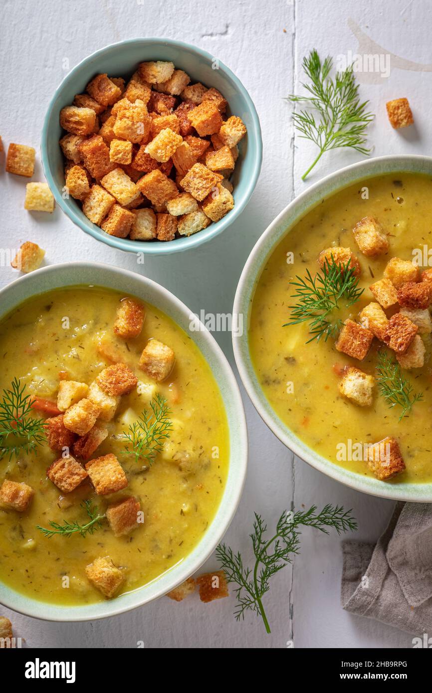 Soupe de concombre aigre faite de cornichons et de pommes de terre.Soupe de minestrone avec mélange de légumes. Banque D'Images