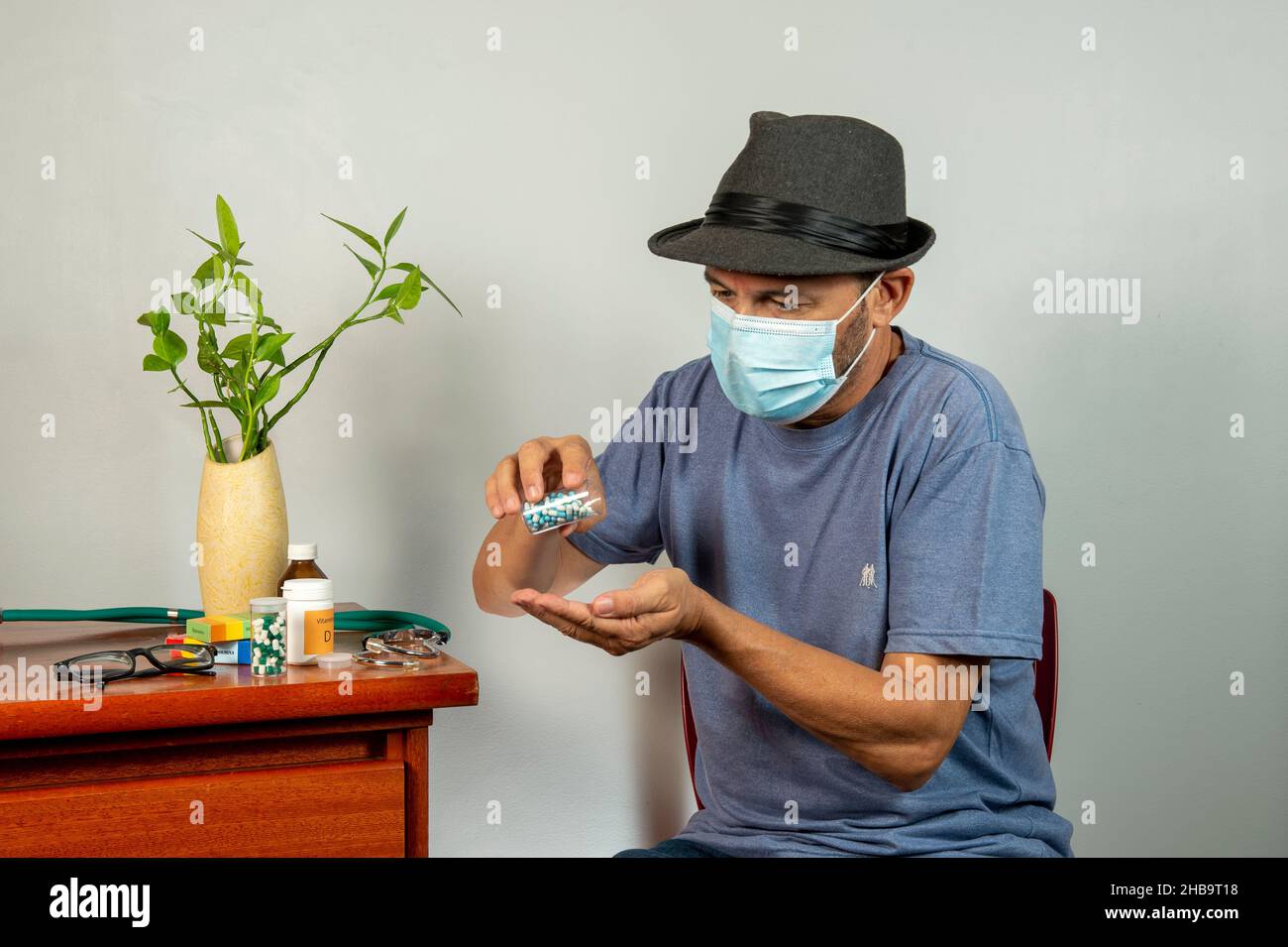 Homme âgé avec douleur d'épaule.Le gentleman d'âge moyen est dans la douleur horrible.Douleurs au cou et aux épaules souffrant de blessures au cou et aux épaules, personne avec Banque D'Images