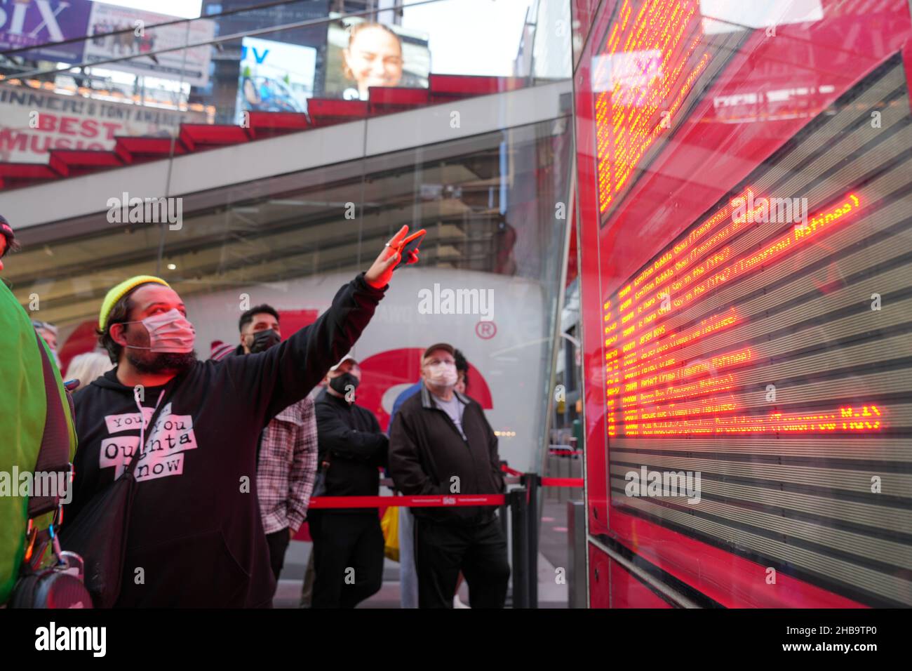 New York, États-Unis.17th décembre 2021.Un homme montre un tableau avec des spectacles de Broadway dans le quartier des théâtres de New York avec quelques-unes des comédies musicales principales comme 'Hamilton, ' 'Tina - The Tina Turner musical, ' 'Harry Potter et le Cursed Child, ' et 'ai pas trop fier,' tous ont eu des spectacles annulés en raison de COVID 19.Crédit : SOPA Images Limited/Alamy Live News Banque D'Images