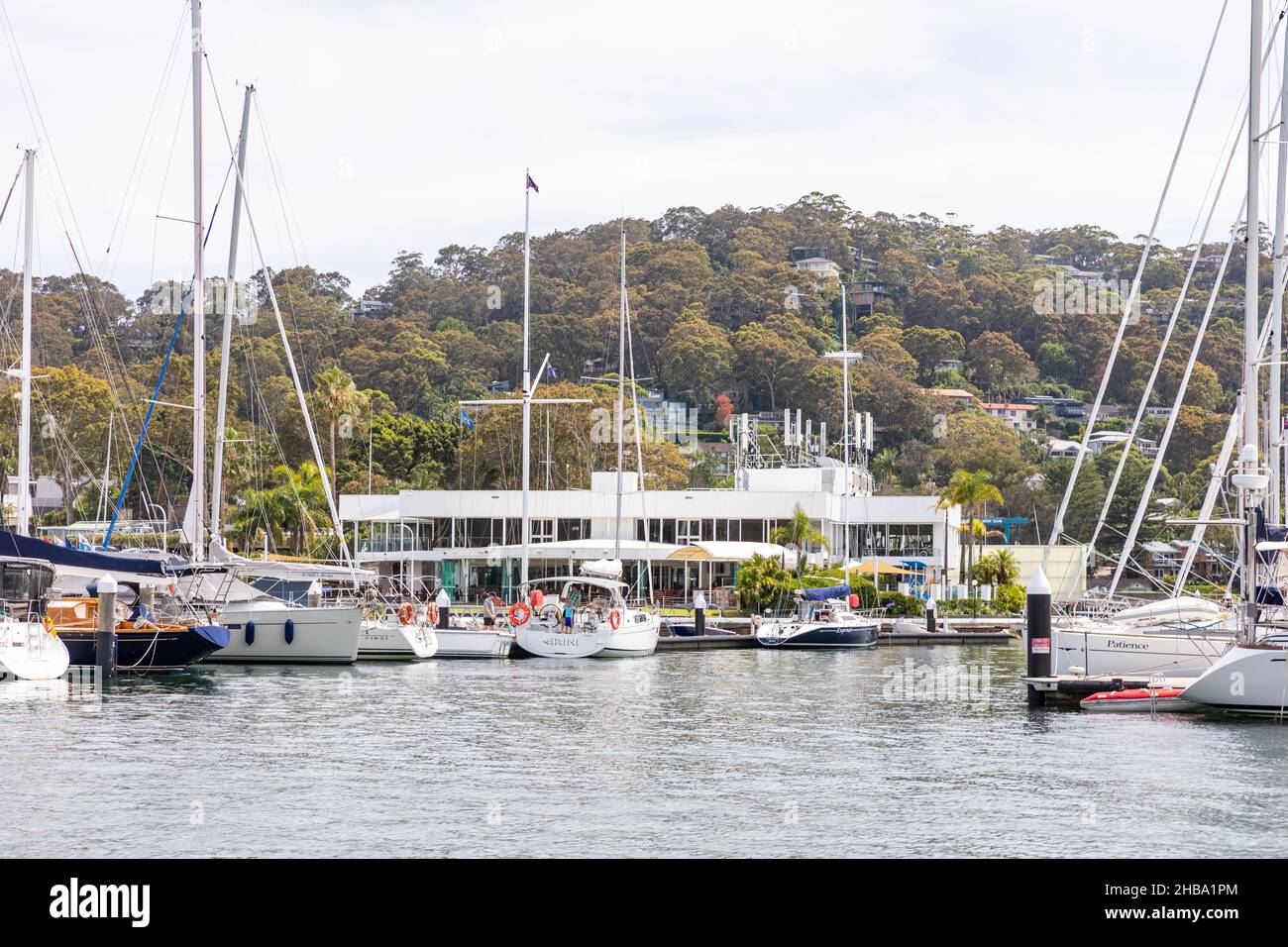 Royal Prince Alfred Yacht Club vu de l'eau sur Pittwater, avec des bateaux et des yachts dans la marina, Sydney, Australie Banque D'Images