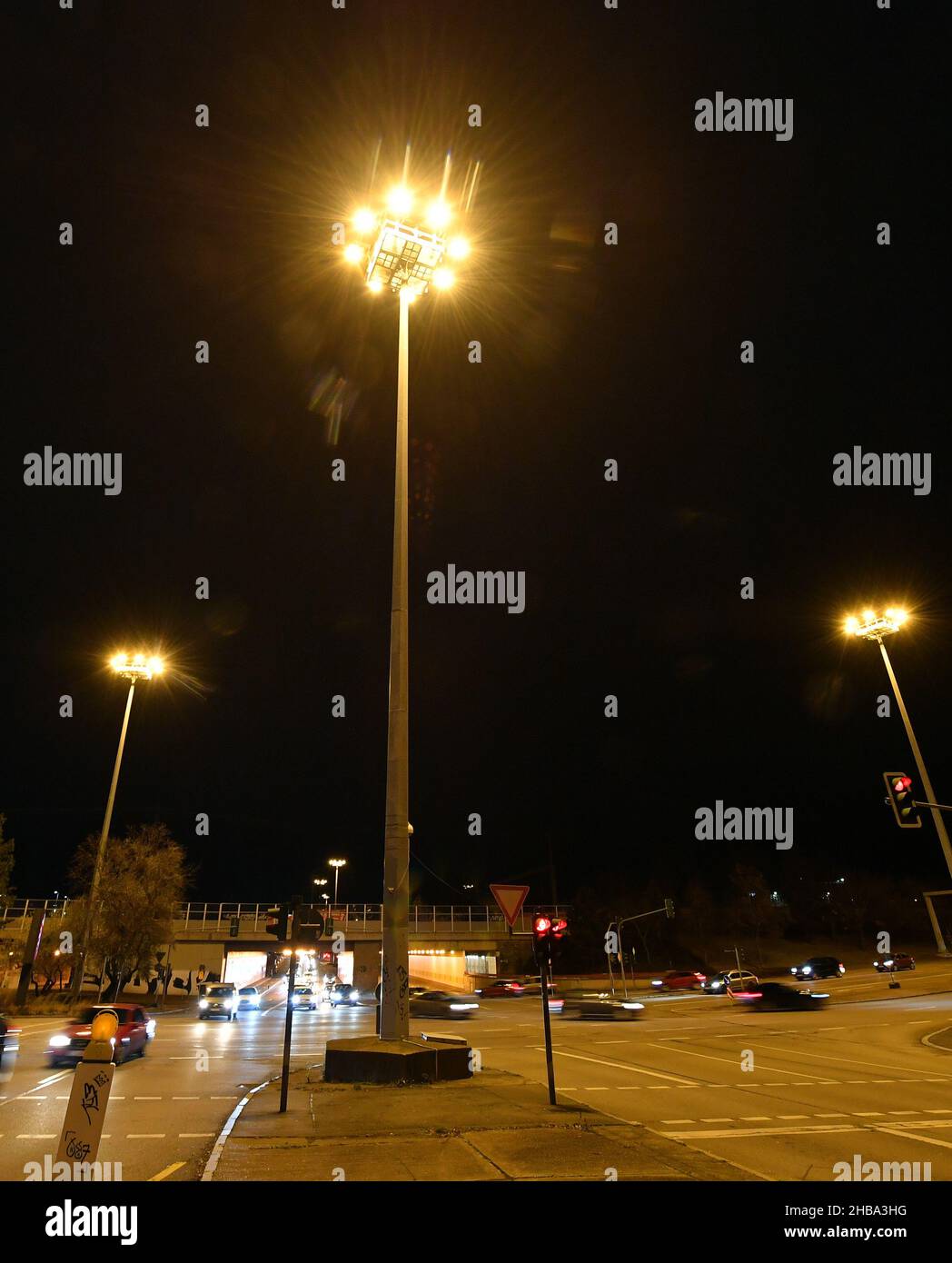 Erfurt, Allemagne.15th décembre 2021.Les feux de circulation éclairent l'intersection à Schmidtstedter Knoten.Avec la hausse des prix de l'énergie, les municipalités bénéficient d'un passage rapide à l'éclairage de rue à LED.À Erfurt, selon l'administration de la ville, environ 1,2 millions d'euros sont investis chaque année dans la conversion.Credit: Martin Schutt/dpa-Zentralbild/dpa/Alay Live News Banque D'Images