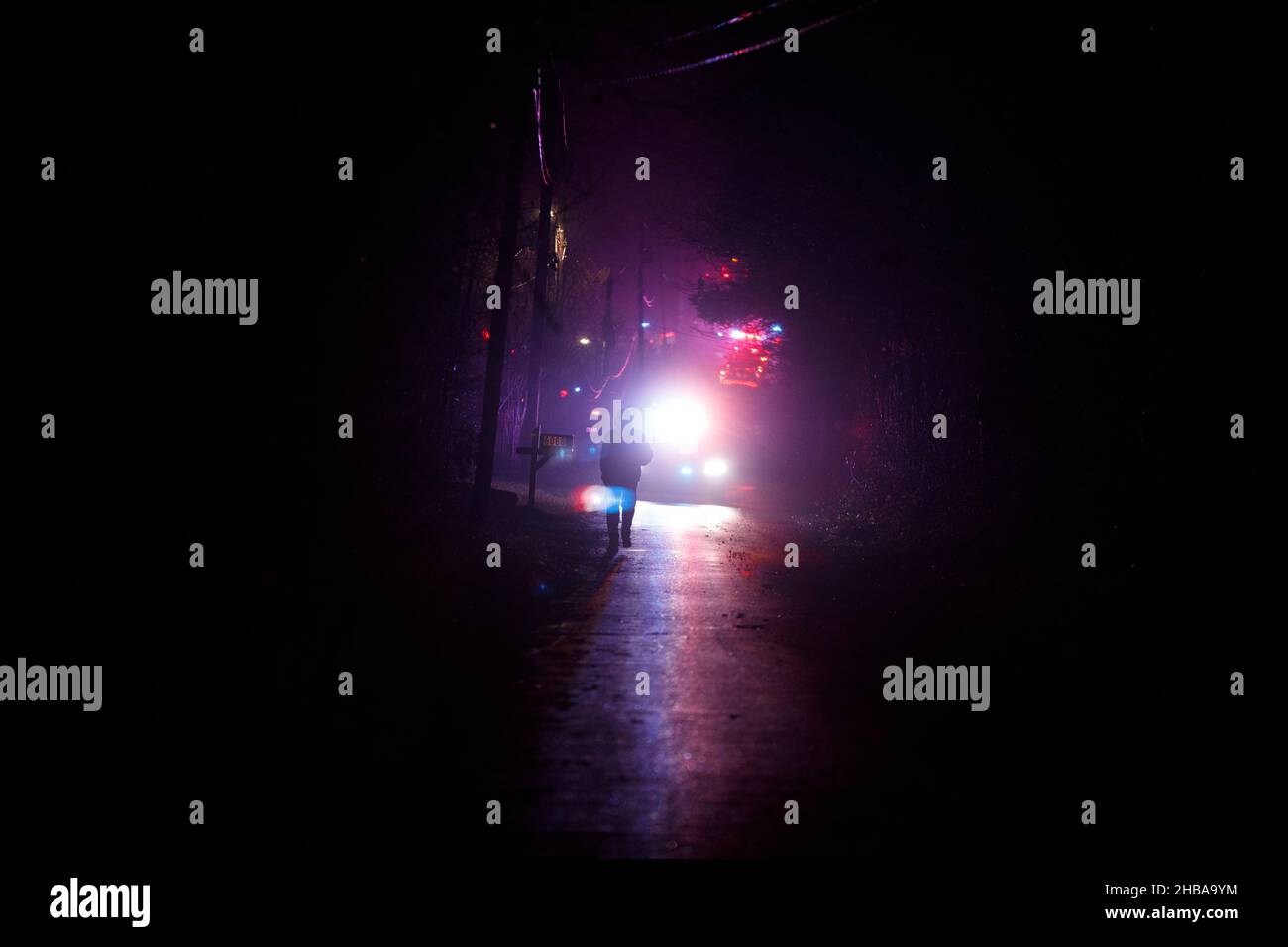 Bloomington, États-Unis.17th décembre 2021.Une personne se promène sur W. Tower Road après un accident d'avion mortel aux alentours de 8 h 15 à Bloomington. La police de l'État de l'Indiana a déclaré qu'un occupant de l'avion était mort et la Federal Aviation Administration (FAA) enquêtera.(Photo de Jeremy Hogan/SOPA Images/Sipa USA) crédit: SIPA USA/Alay Live News Banque D'Images