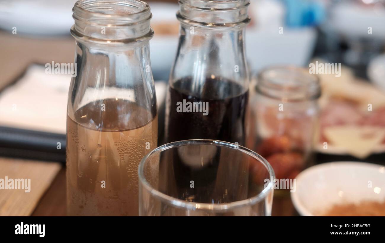 Bouteilles de jus manger dehors petit déjeuner buffet tout ce que vous pouvez manger Banque D'Images