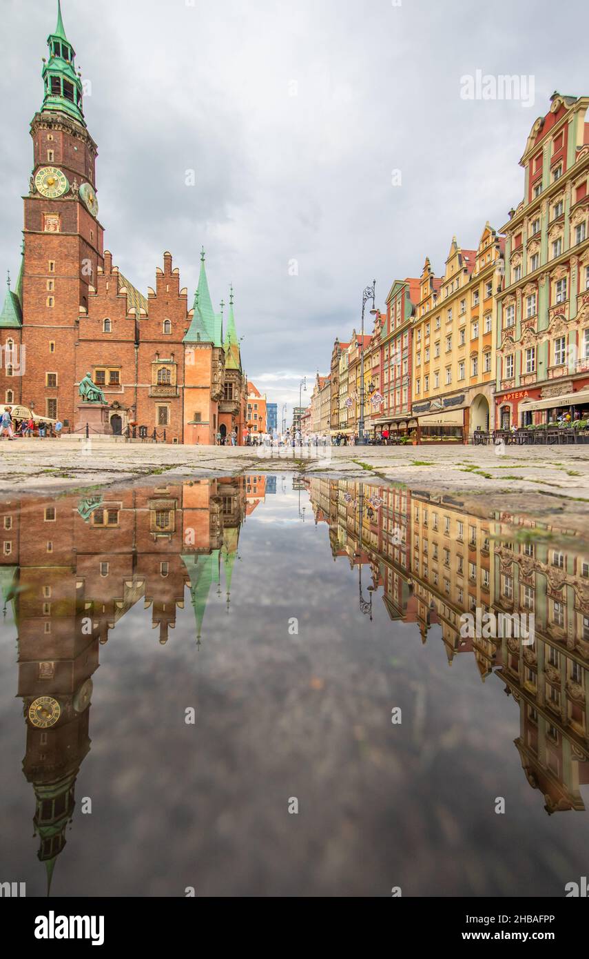 En raison de la pluie fréquente, à Wroclaw vous pouvez facilement trouver des piscines d'eau, et les utiliser pour de belles photos.Ici en particulier effet miroir dans la vieille ville Banque D'Images