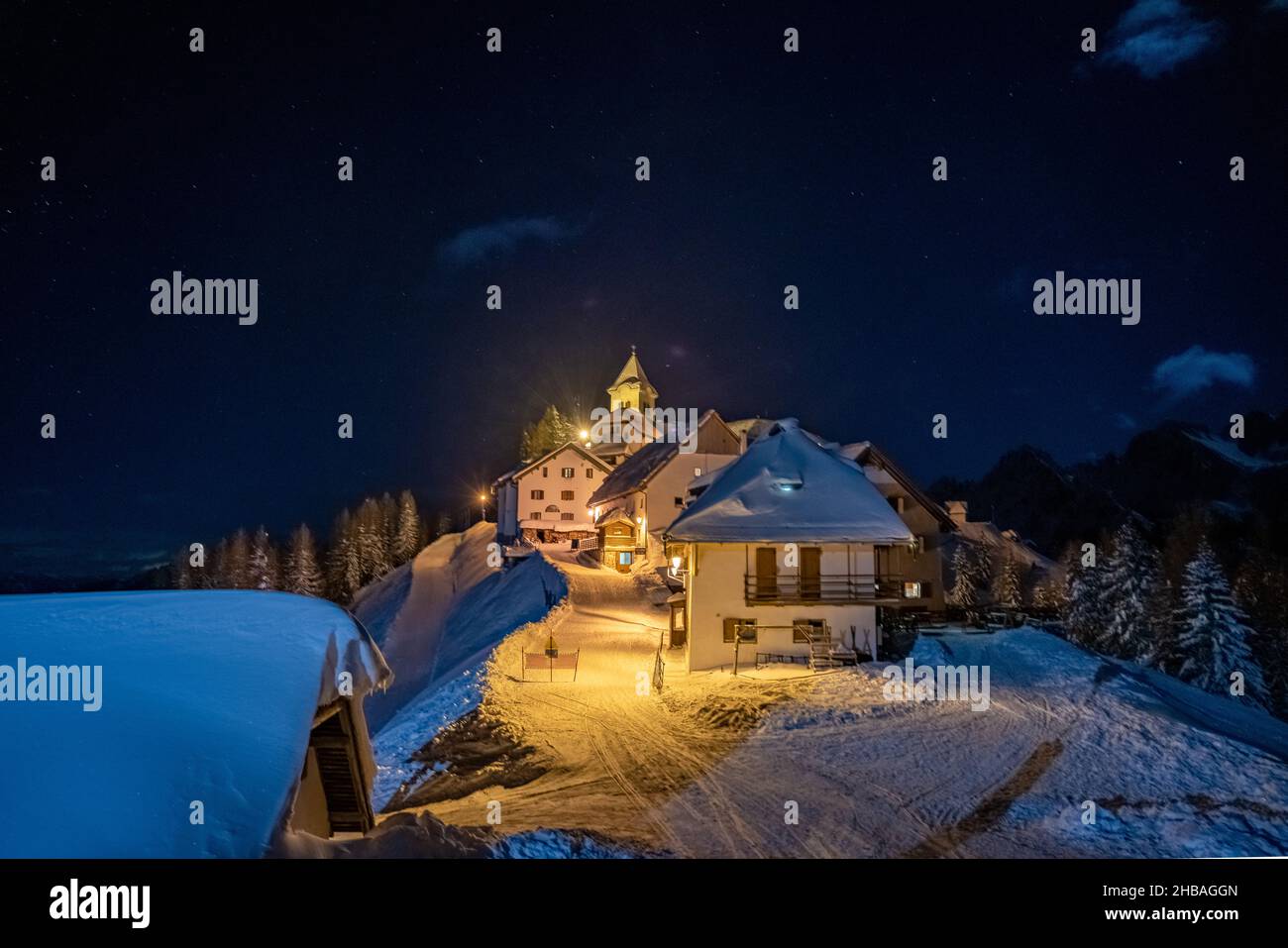 Monte Lussari vue magique pendant la nuit d'hiver Banque D'Images