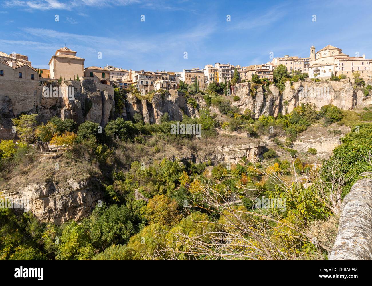 Bâtiments historiques sur la falaise de la gorge, Rio Huecar, Cuenca, Castille la Manche, Espagne Banque D'Images