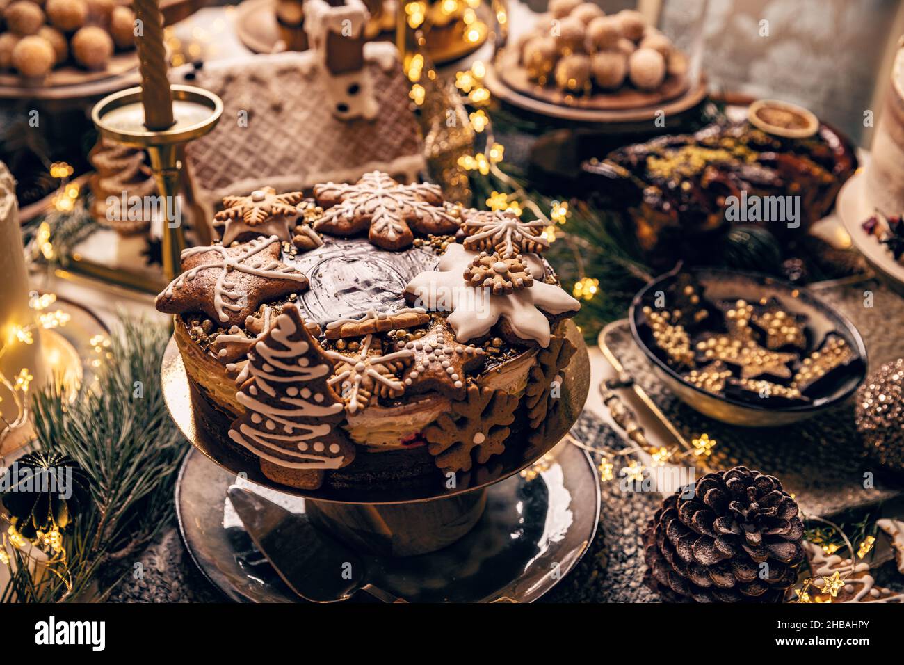 Table de fantaisie avec desserts de Noël, gâteau de pain d'épice, chocolat Banque D'Images