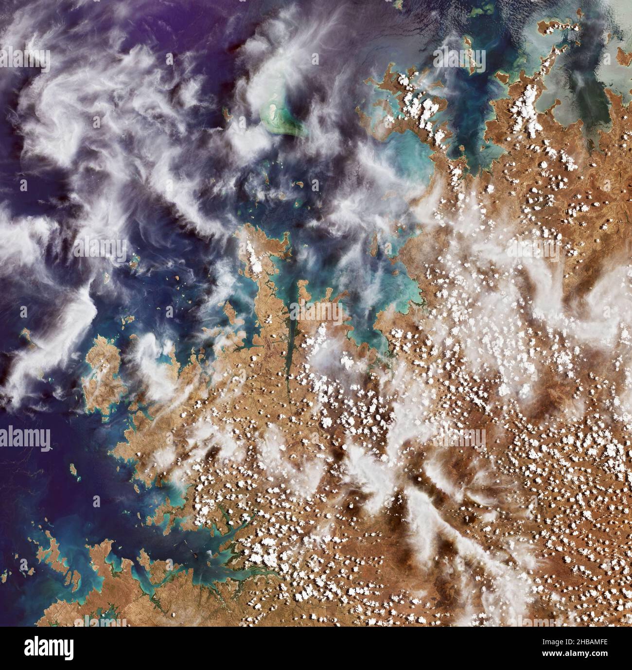 La forêt d'eucalyptus de NW Australia est vue dans cette image Landsat 9 prise le 31 octobre 2021 par Landsat 9.Les bois sont sujets aux feux de brousse pendant la saison sèche et cette image montre un feu continu et plusieurs cicatrices de brûlure qui semblent brun rougeâtre.Landsat 9 aidera les scientifiques à comprendre le rôle que joue le changement climatique dans les feux de brousse actuels et futurs ainsi que dans le rétablissement de la végétation.Grâce à Landsat, les scientifiques et les gestionnaires fonciers peuvent considérer les changements qui se produisent à la surface de notre planète à l'échelle du paysage. Banque D'Images
