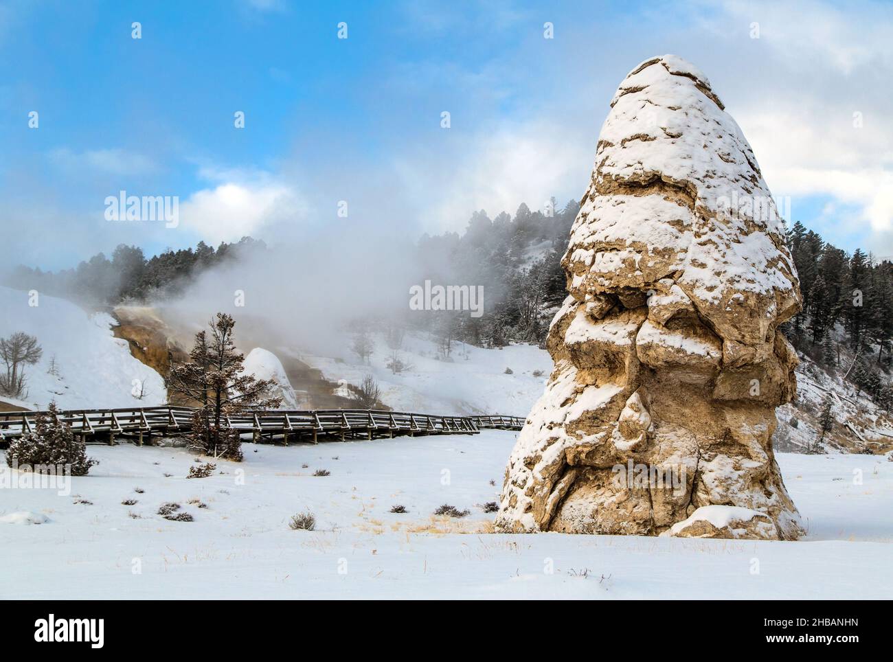 Liberty Cap avec neige fraîche, Mammoth Hot Springs, parc national de Yellowstone, Wyoming, États-Unis d'Amérique.Casquette Liberty de 37ft (11m) de hauteur.Il a été créé par un ressort chaud qui a été actif dans un endroit pendant longtemps.Sa pression interne était suffisante pour élever l'eau à une grande hauteur, permettant aux dépôts minéraux de construire lentement et continuellement pendant peut-être des centaines d'années.Une version unique et optimisée d'une image par NPS Ranger JW Frank; Credit: NPS/Jacob W. Frank Banque D'Images