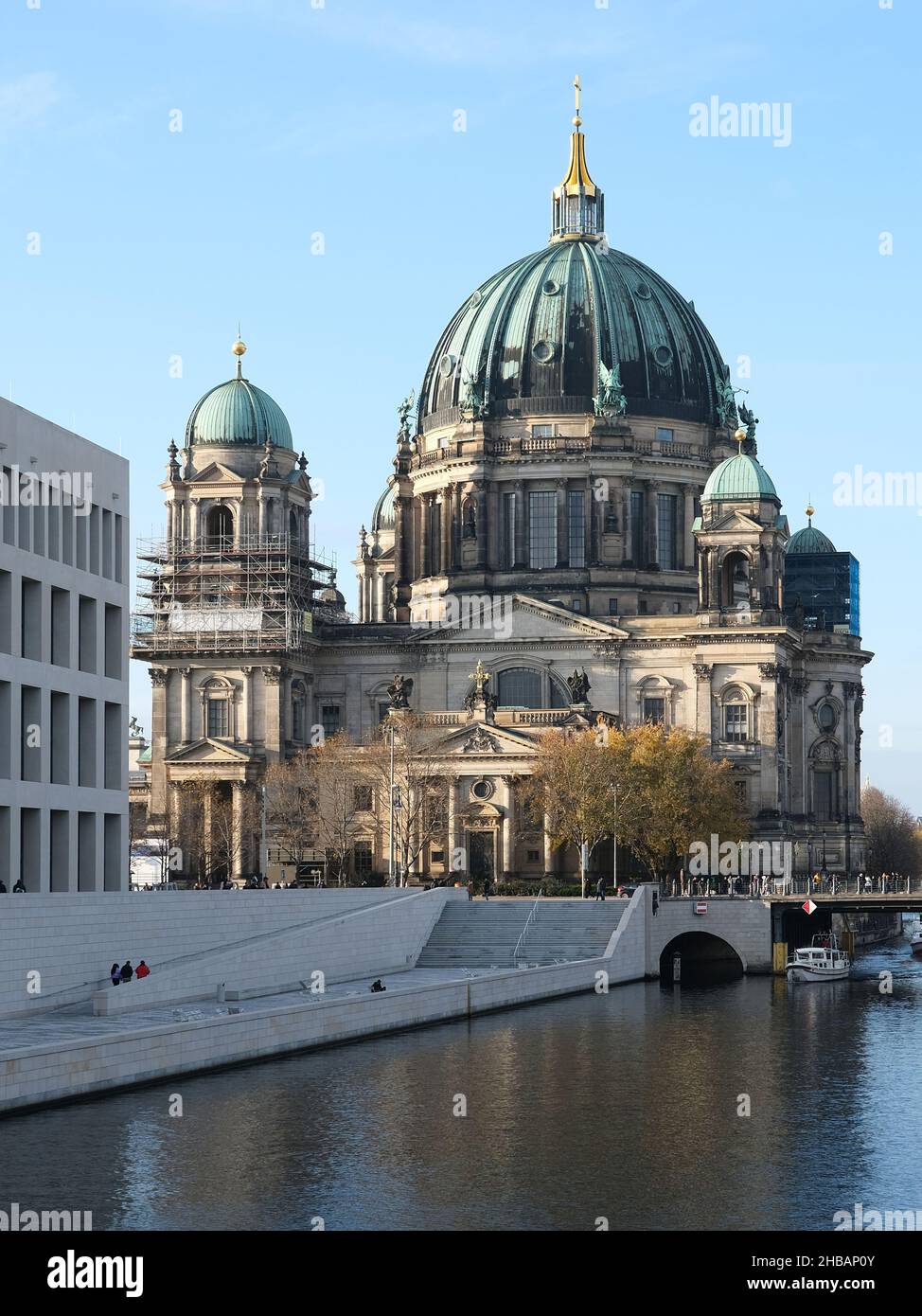 Berlin, Allemagne, 13 novembre 2021, vue sur la rivière Spree jusqu'à la cathédrale de Berlin, la plus grande église protestante de la capitale allemande. Banque D'Images