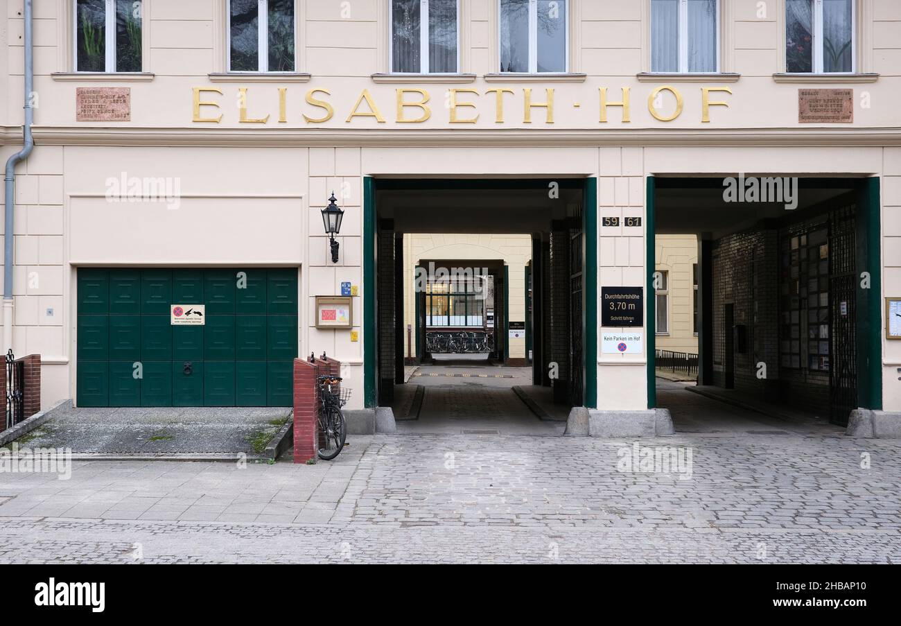 Berlin, Allemagne, 17 décembre 2021, Elisabeth-Hof à l'Erkelenzdamm à Kreuzberg. Banque D'Images