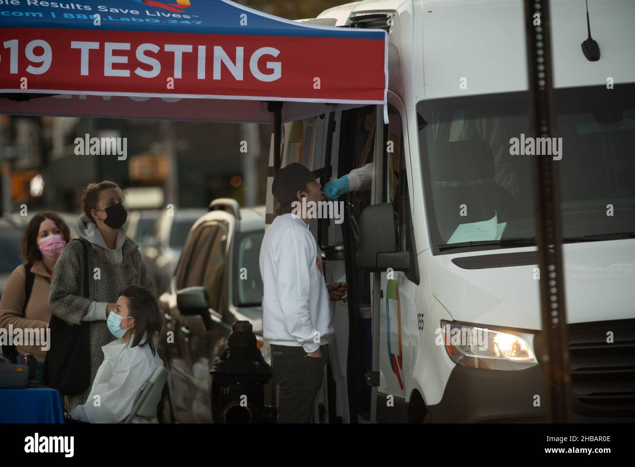 17 décembre 2021, New York, New York, États-Unis: De longues files d'attente dans les centres de vaccination et les sites mobiles de tests Covid-19 se sont formées dans toute la ville de New York, alors que la variante Omicron du coronavirus a augmenté et que New Yorker a enregistré plus de 21 027 nouveaux cas, le total le plus élevé depuis le début de la pandémie.(Credit image: © Michaal Nigro/Pacific Press via ZUMA Press Wire) Banque D'Images