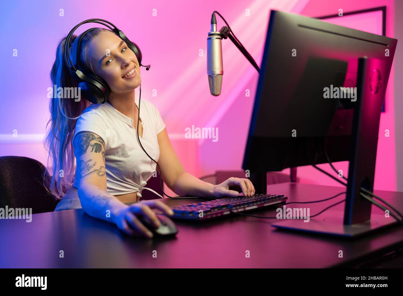 Sourire e-sport gamer fille vlogging et joue en ligne jeu vidéo Sur PC Banque D'Images