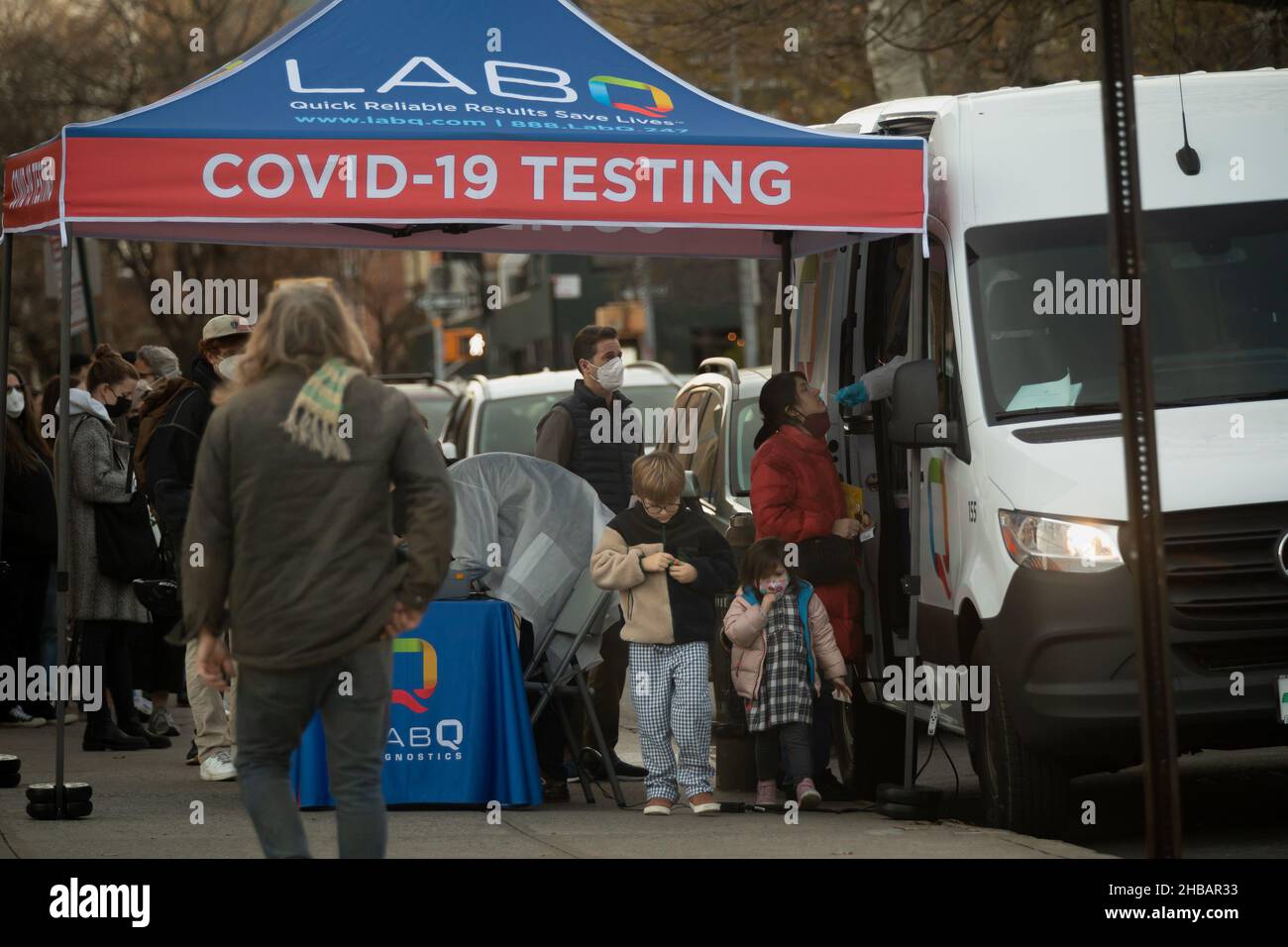 17 décembre 2021, New York, New York, États-Unis: De longues files d'attente dans les centres de vaccination et les sites mobiles de tests Covid-19 se sont formées dans toute la ville de New York, alors que la variante Omicron du coronavirus a augmenté et que New Yorker a enregistré plus de 21 027 nouveaux cas, le total le plus élevé depuis le début de la pandémie.(Credit image: © Michaal Nigro/Pacific Press via ZUMA Press Wire) Banque D'Images