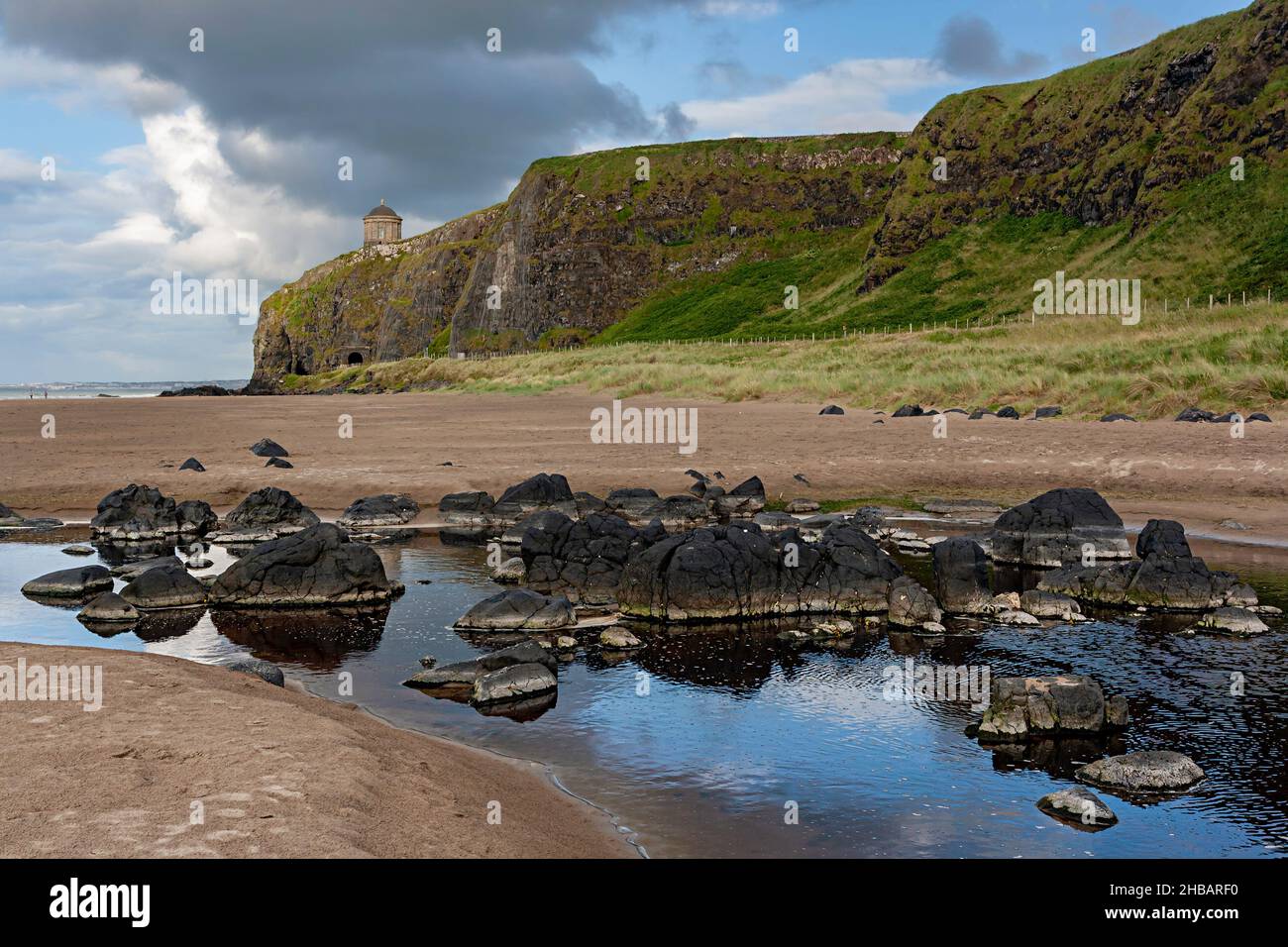 Plage de descente au pays de Coleraine avec le temple de Mussenden en Irlande du Nord Banque D'Images