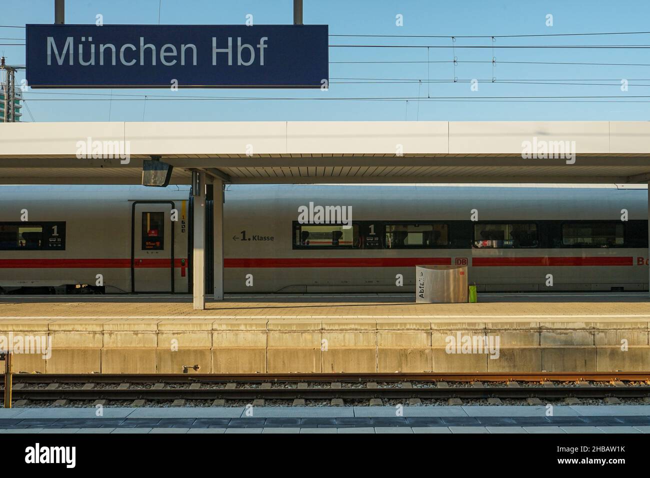 Quai à la gare centrale de Munich avec vue sur un arrêt DE TRAIN LONGUE distance ICE. Banque D'Images