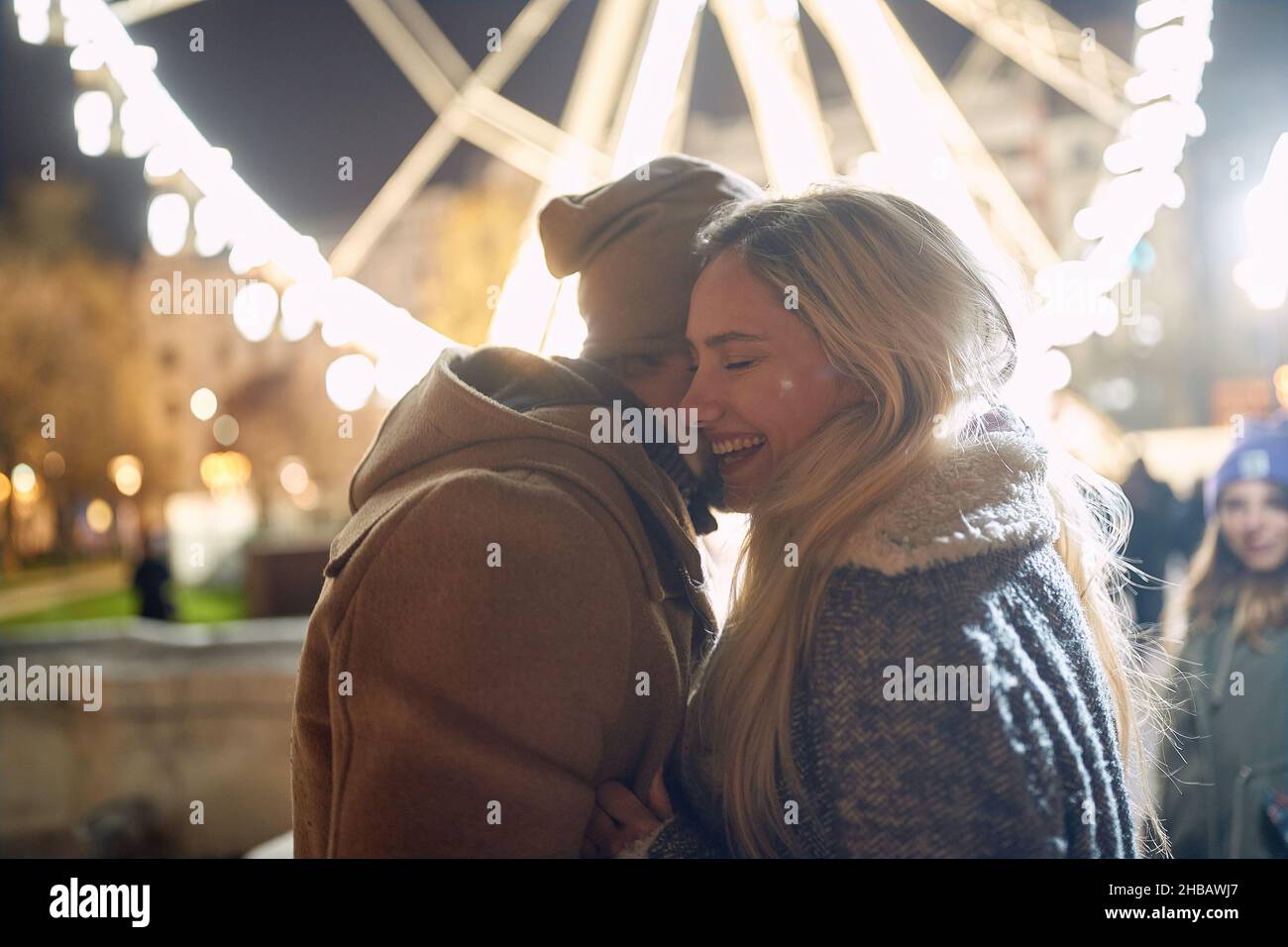 Jeune couple romantique amoureux des lumières magiques à Noël Banque D'Images