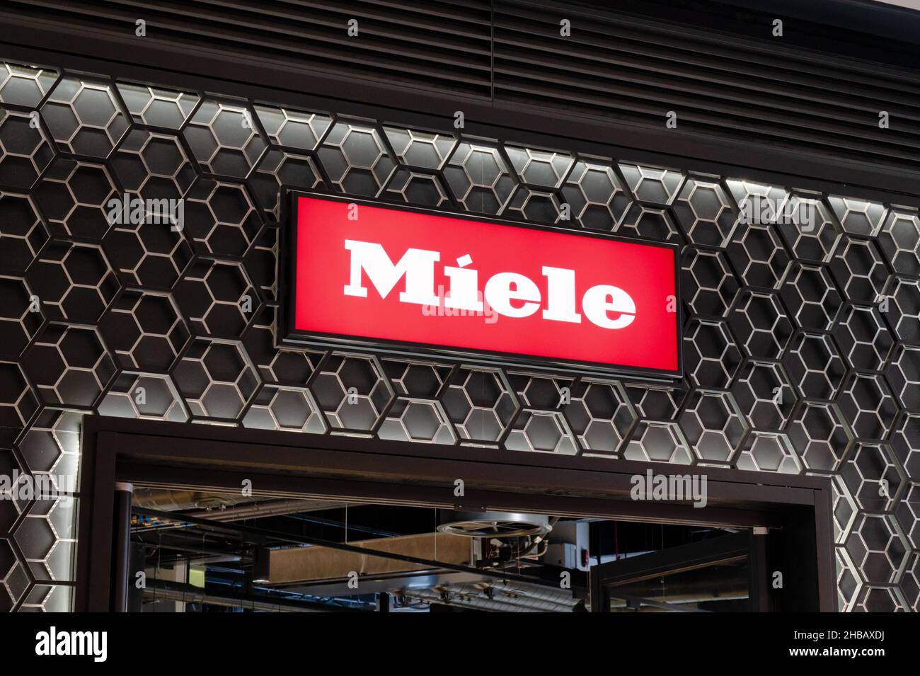 Édimbourg, Écosse - 21 novembre 2021 : le panneau pour le magasin Miele à Édimbourg. Banque D'Images