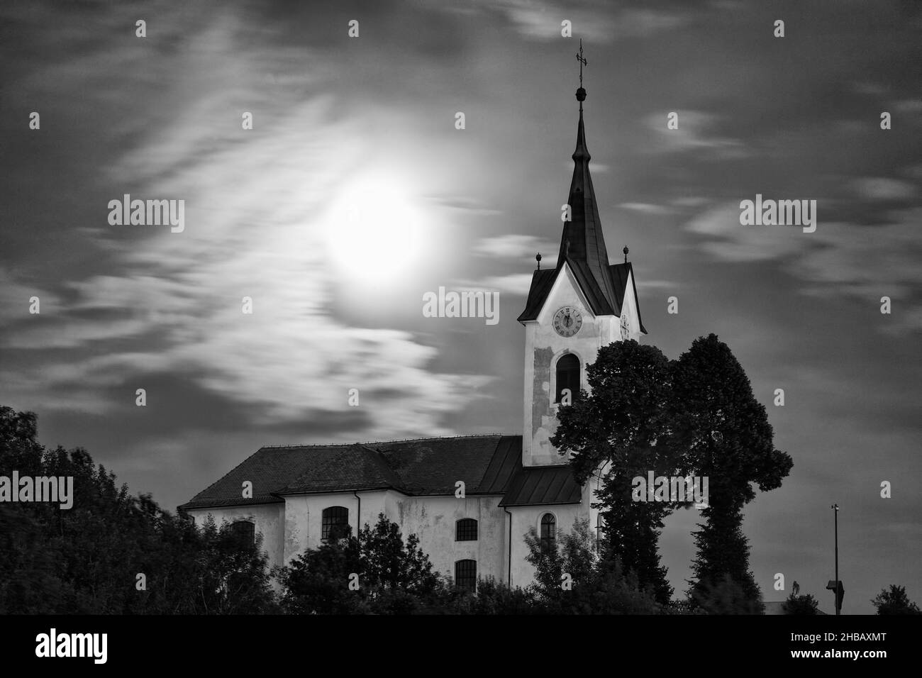 La superlune de 2013 s'élève au-dessus de l'église de Saint Marjeta (Sveta Marjeta) à Prezganje dans les collines de Jance à l'est de Ljubljana, en Slovénie.C'était Banque D'Images