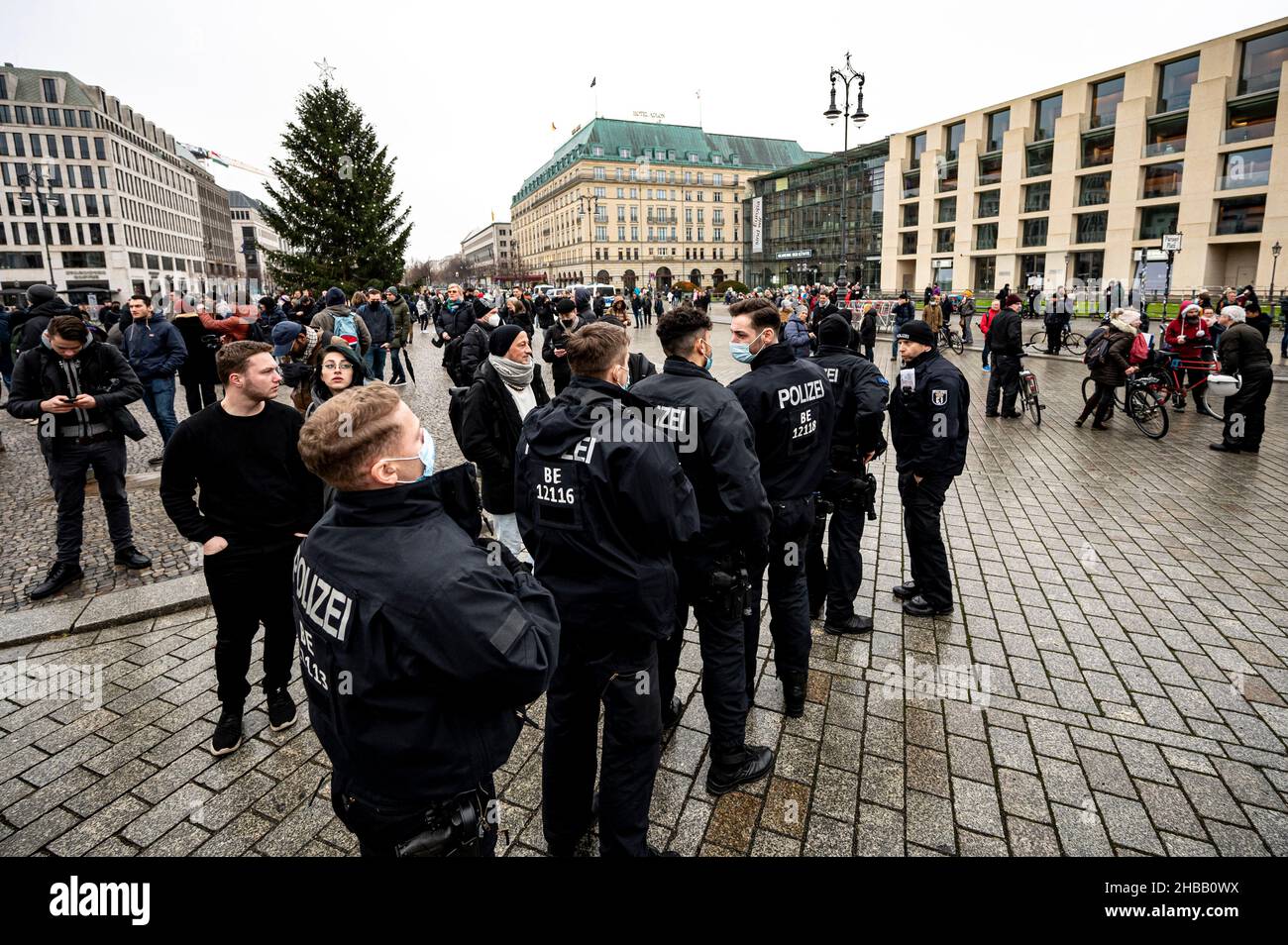 Berlin, Allemagne.18th décembre 2021.La police de Berlin est à la recherche de participants à la manifestation interdite des opposants aux règles de Corona à Berliner Platz.La manifestation a été interdite par la police de Berlin.Credit: Fabian Sommer/dpa/Alay Live News Banque D'Images