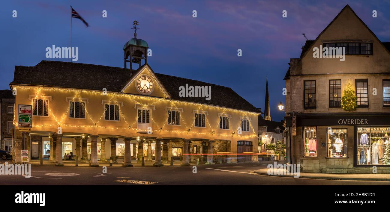 La maison du marché au centre de la ville historique de Tetbury, dans le Gloucestershire, en vue de la saison des fêtes. Banque D'Images