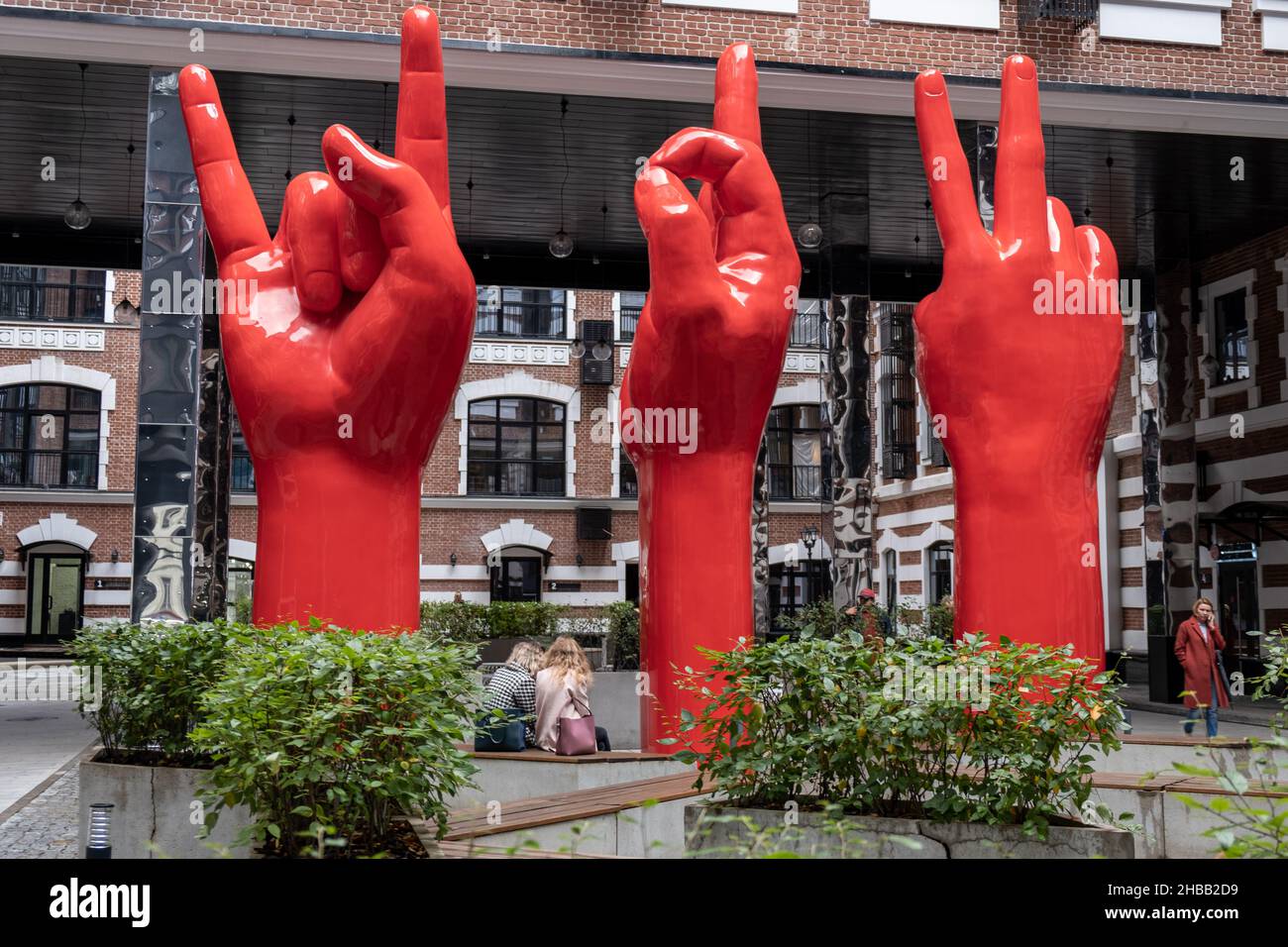 Russie.Moscou.Objet d'art langage des signes ou trois mains dans le complexe de loft Kleinhouse à Moscou Banque D'Images