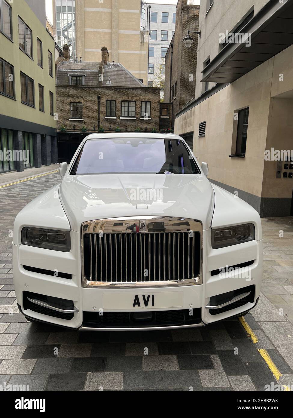 Londres, Royaume-Uni.11th décembre 2021.Un Rolls Royce Cullinan blanc est  stationné sur la rue Babmaes, dans le quartier de St. James à Londres, le  11 décembre 2021.Le véhicule utilitaire sport toutes saisons de