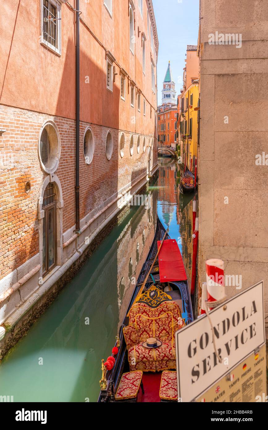 Canal étroit, tour St Marc, Gondola à Venise, Vénétie, Italie Banque D'Images