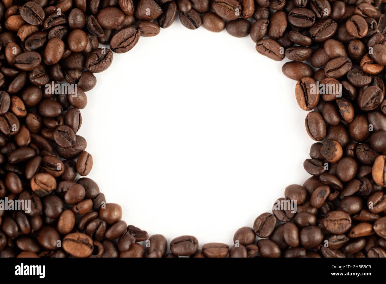Grains de café formant un cercle.Vue de dessus, gros plan, placer pour le texte. Banque D'Images