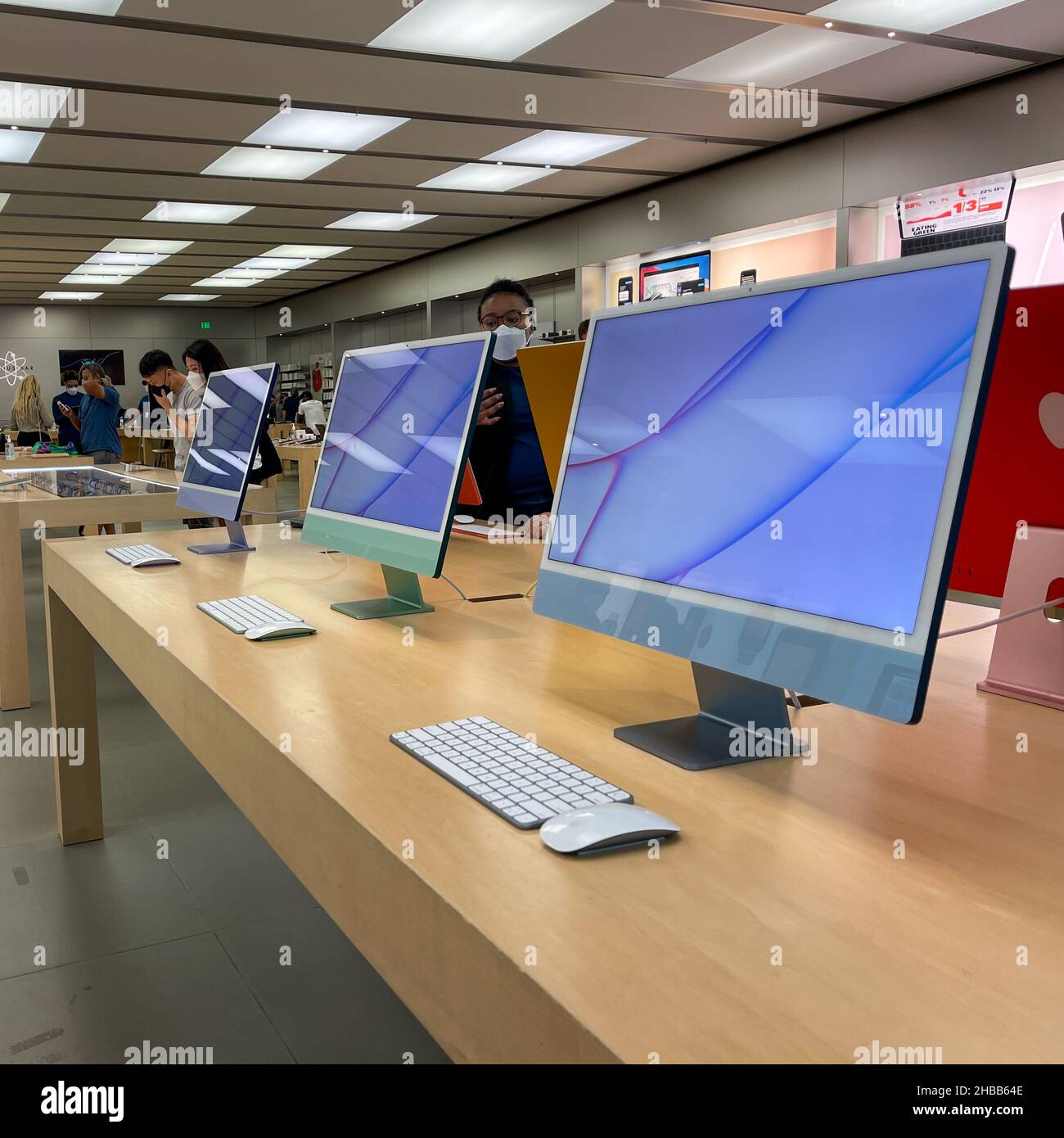 Orlando, FL USA - 20 septembre 2021 : une rangée d'ordinateurs iMac dans un magasin Apple Store. Banque D'Images