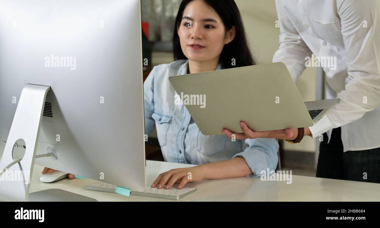 Des développeurs de logiciels, hommes et femmes, travaillant avec des ordinateurs portables et des ordinateurs, des programmeurs développant de nouveaux logiciels, Business Computer. Banque D'Images