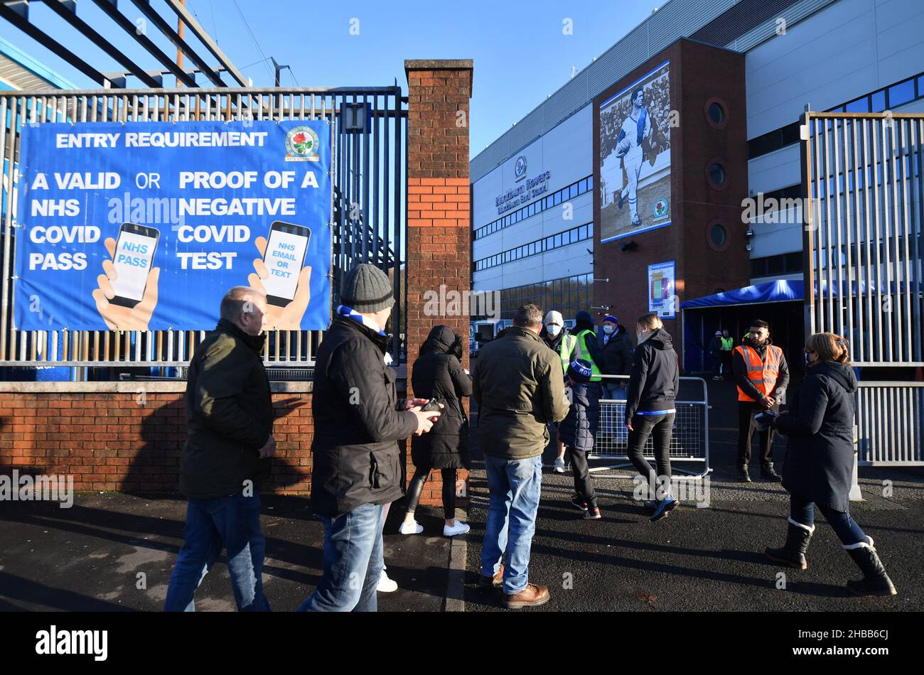 Les fans arrivent à une entrée du sol où se trouve un panneau Covid Pass devant le match du championnat Sky Bet à Ewood Park, Blackburn.Date de la photo: Samedi 18 décembre 2021. Banque D'Images