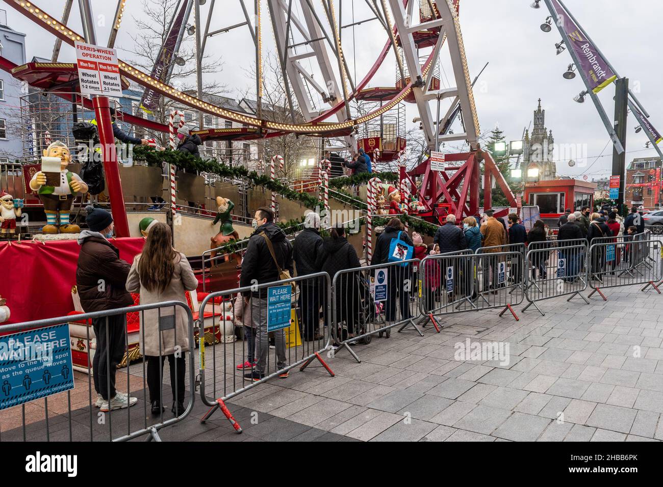 Cork, Irlande.18th décembre 2021.Le centre-ville de Cork était très occupé aujourd'hui le dernier samedi avant Noël.Des milliers de personnes ont pris dans les magasins pour acheter des cadeaux de Noël et le trafic était stationnaire dans toute la ville.La roue du ferris phosphorescent a vu de longues files d'attente.Crédit : AG News/Alay Live News Banque D'Images