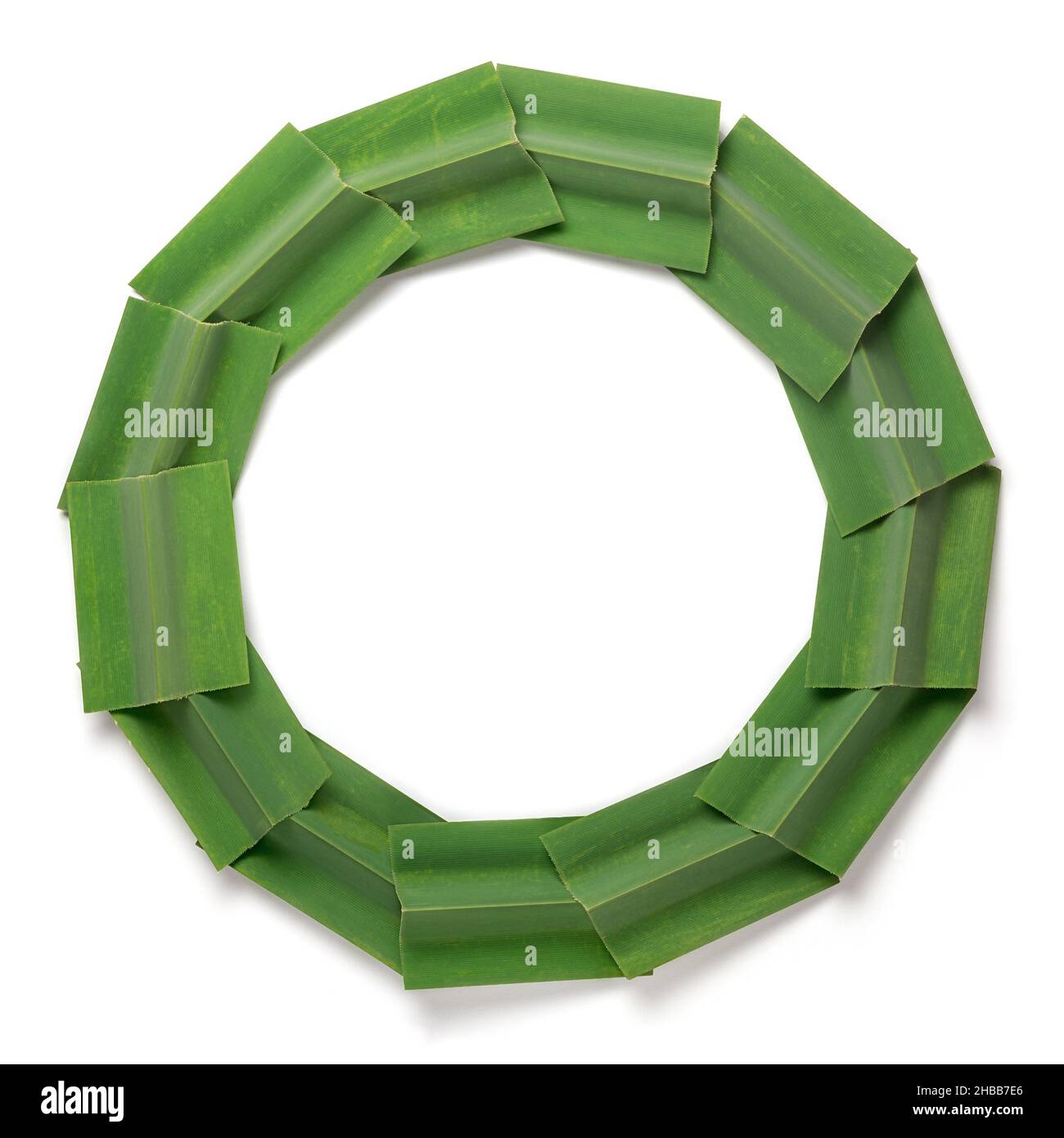 feuilles de pandan parfumées et vertes disposées en cercle, nourriture vue rapprochée prise de dessus, plat Banque D'Images