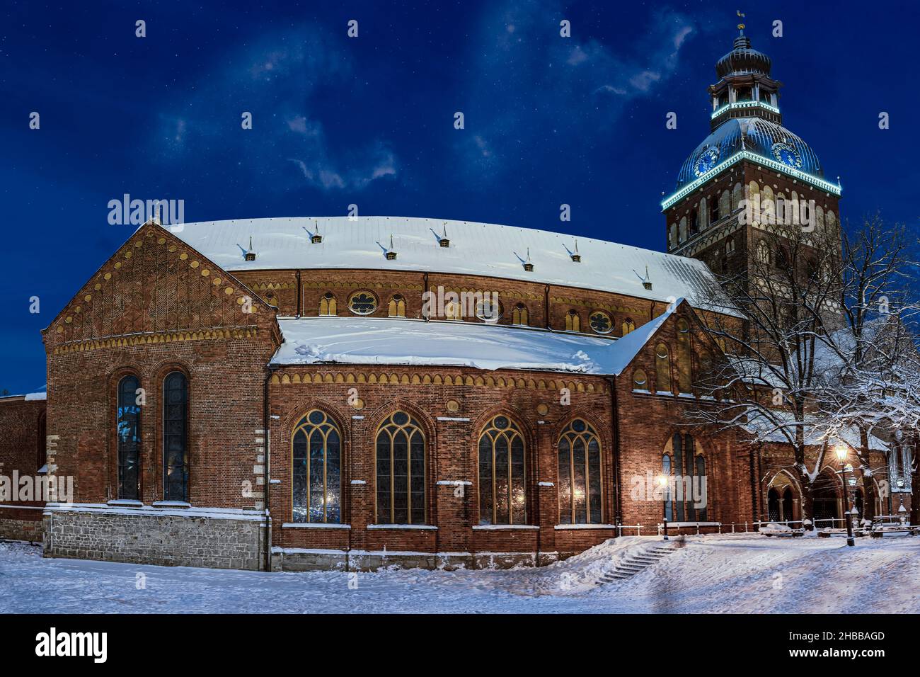 Vue panoramique de la cathédrale sur la place du Dôme en hiver à Riga, en Lettonie Banque D'Images
