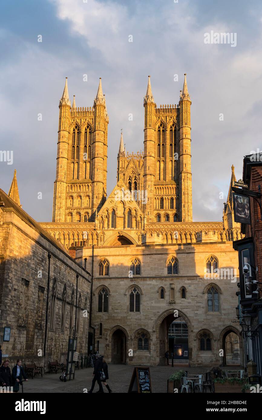 Soleil en soirée sur la cathédrale de Lincoln tours Minster Yard 2021 Banque D'Images