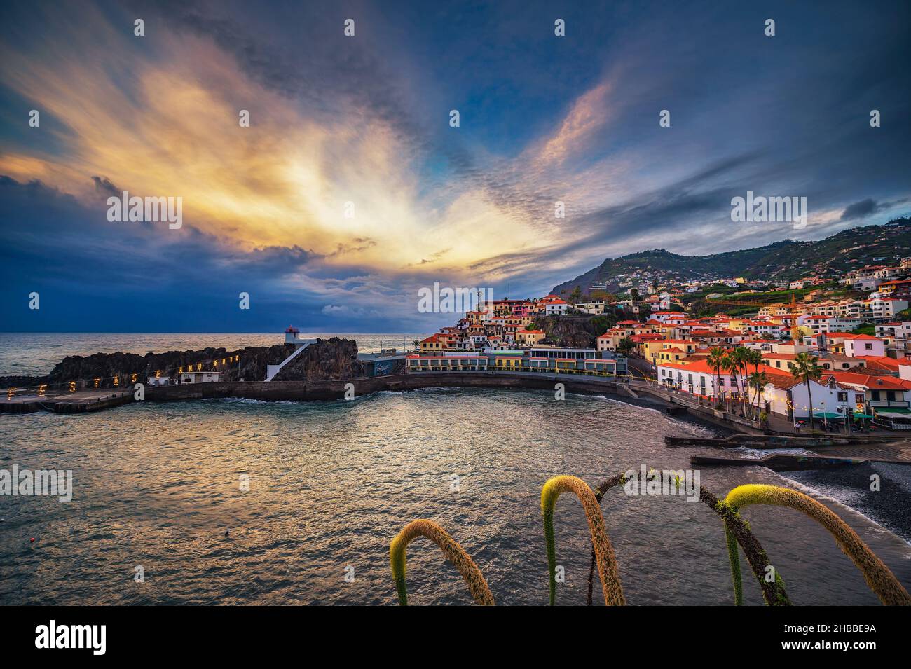 Coucher de soleil sur le port de Camara de Lobos dans les îles de Madère, Portugal Banque D'Images