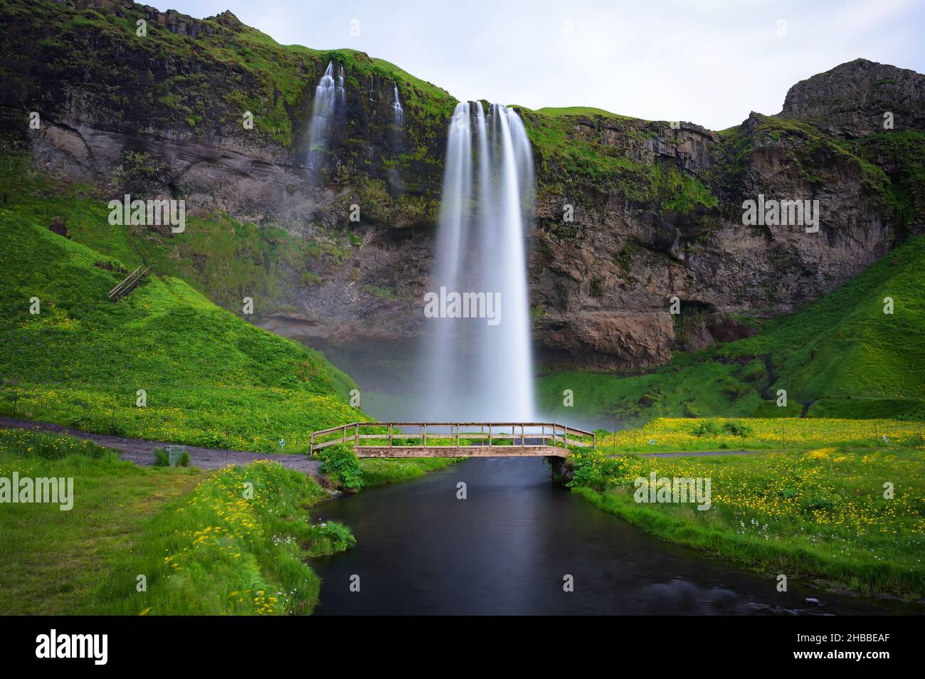 Chute d'eau de Seljalandsfoss sur la rivière Seljalands en Islande Banque D'Images