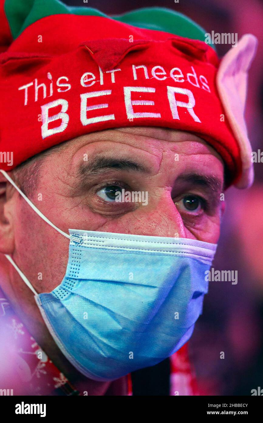 Un spectateur porte un chapeau du0027elfe et un masque de visage au 