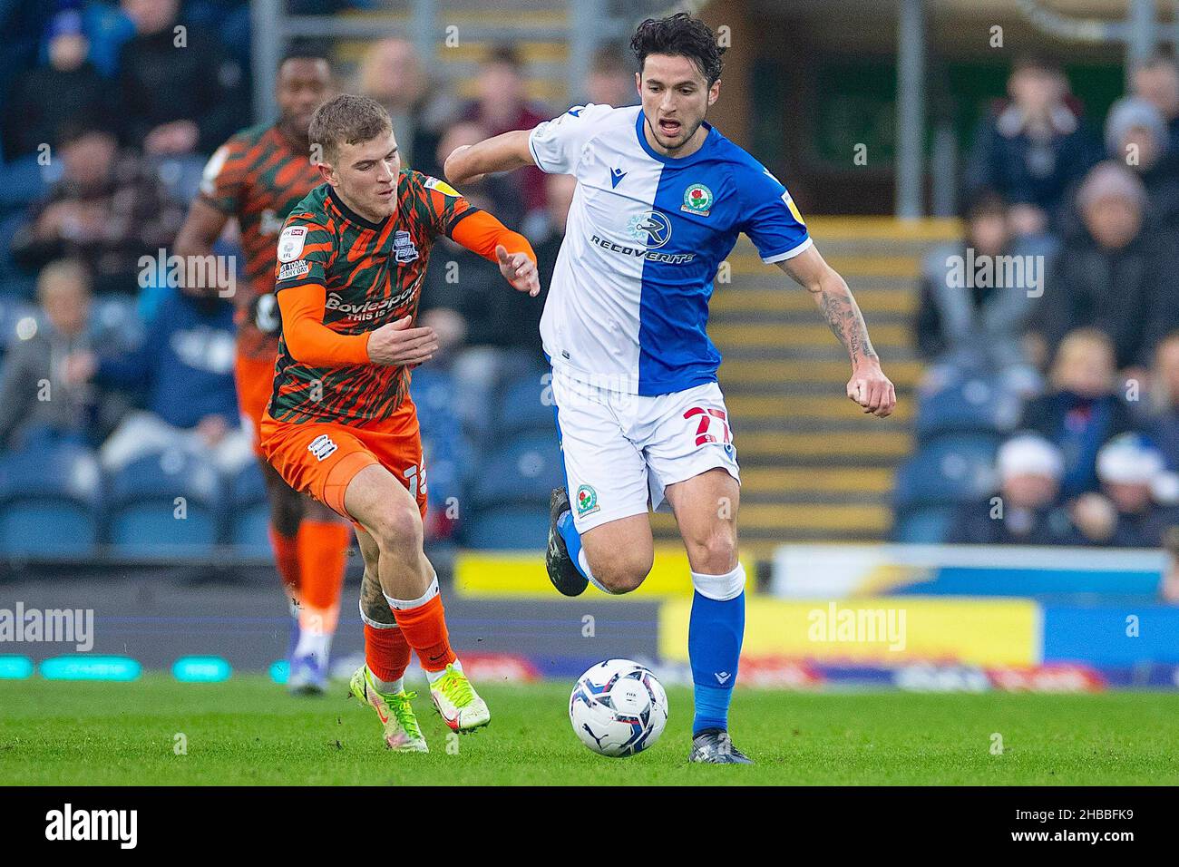 Lewis Travis de Blackburn Rovers lors du match de championnat EFL Sky Bet entre Blackburn Rovers et Birmingham City à Ewood Park, Blackburn, Angleterre, le 18 décembre 2021.Photo par Mike Morese. Usage éditorial uniquement, licence requise pour un usage commercial.Aucune utilisation dans les Paris, les jeux ou les publications d'un seul club/ligue/joueur.Crédit : UK Sports pics Ltd/Alay Live News Banque D'Images