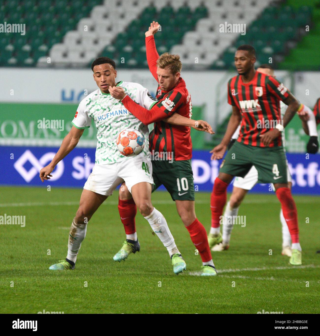 Fuerth, Allemagne.18th décembre 2021.Fussball, 1.Bundesliga - SpVgg Greuther Fuerth vs. FC Augsburg image: Jamie Leweling (SpVgg Greuther Fürth,40) et Arne Maier (FC Augsburg, 10) se battent pour possession lors d'un coup de pied de coin.Les règlements DFL interdisent toute utilisation de photographies comme séquences d'images et ou quasi-vidéo crédit: Ryan Evans/Alay Live News Banque D'Images