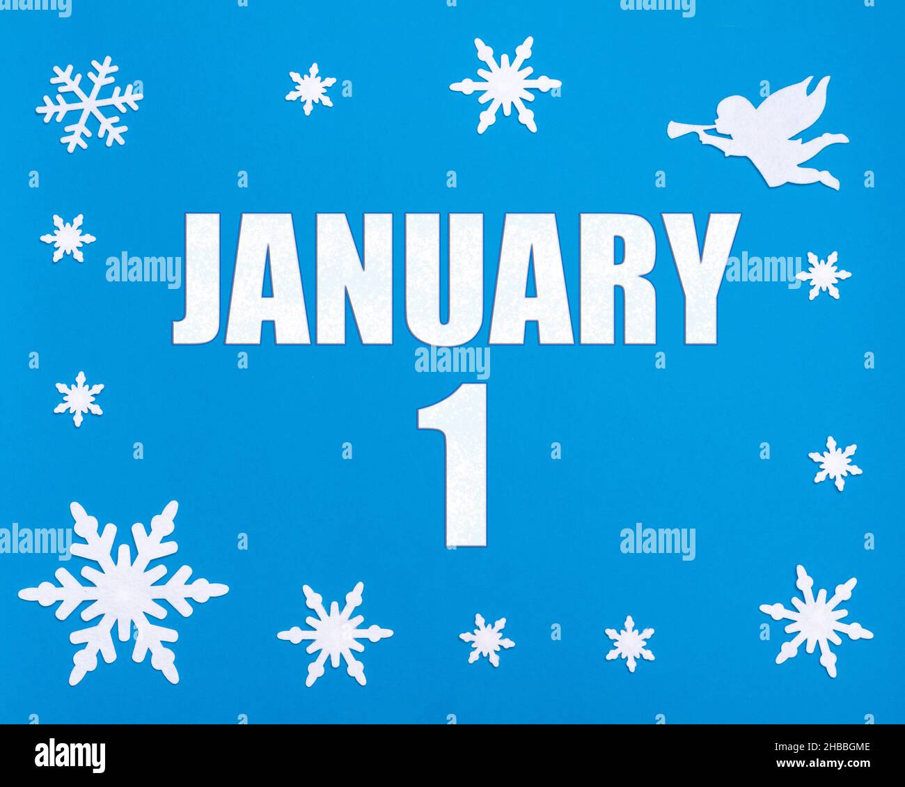 Janvier 1st.Fond bleu hiver avec flocons de neige, ange et date du calendrier.Jour 1 du mois.Concept mois d'hiver, jour de l'année. Banque D'Images
